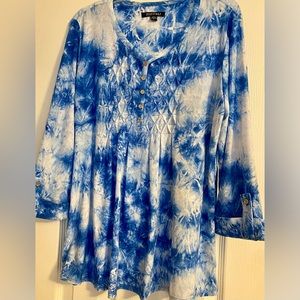 ‼️SALE-SALE-SALE‼️Blue and white Tie-dye look Roz & Ali pop-over top.💙🤍